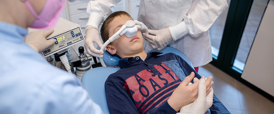 Giovane paziente viene sottoposto al trattamento di sedazione cosciente all'interno di uno studio dentistico