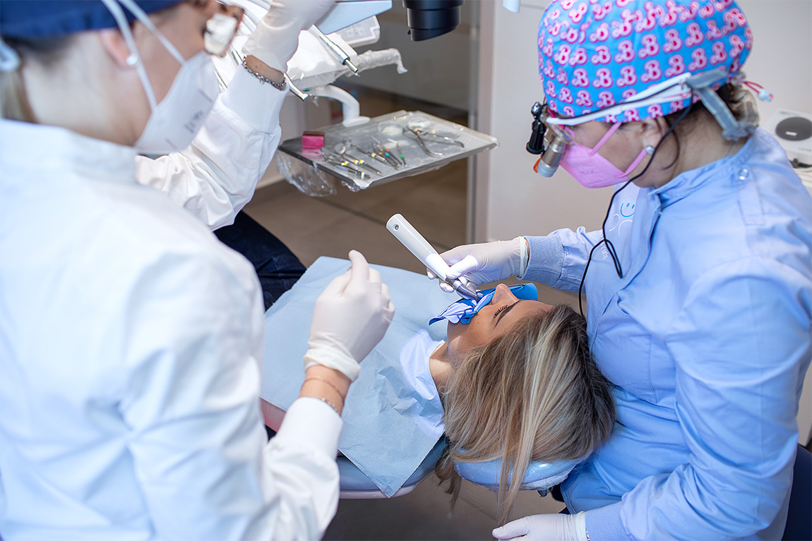 Paziente viene sottoposto al trattamento di odontoiatria restaurativa all'interno di uno studio dentistico