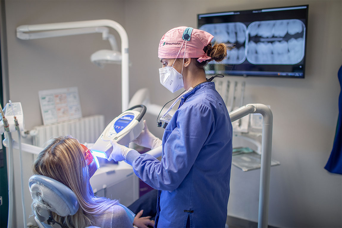 Paziente è sottoposto ad un trattamento di sbiancamento dentale in uno studio dentistico di Brescia